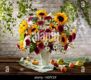 Bouquet di fiori tra cui girasoli, gerbere Foto Stock