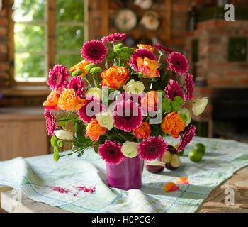 Bouquet di fiori tra cui le rose e gerbere Foto Stock