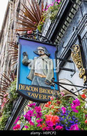 Segno a Deacon Brodies Tavern sul Royal Mile di Edimburgo, Scozia Foto Stock