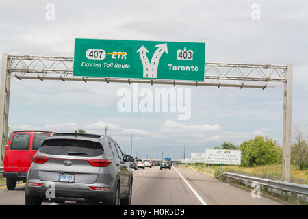 Express percorso pedaggio Autostrada 407 ETR o autostrada 403 overhead segno del gantry, Toronto, Ontario, Canada Foto Stock