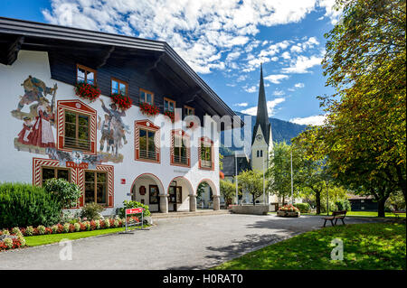 Nuovo municipio, la Chiesa Parrocchiale di San Margareth, Bayrischzell, Alta Baviera, Baviera, Germania Foto Stock