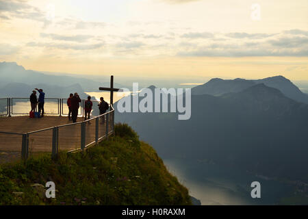 Turisti sul Stoos-Fronalpstock Observation Deck, vista di Rigi e il Lago di Lucerna, Canton Svitto, Svizzera Foto Stock