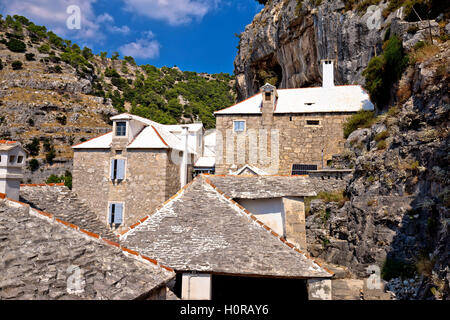 Pustinja Blaca hermitage in pietra canyon di isola di Brac, Dalmazia, Croazia Foto Stock