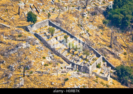 Stone apiario in Pustinja Blaca canyon, isola di Brac Dalmazia, Croazia Foto Stock