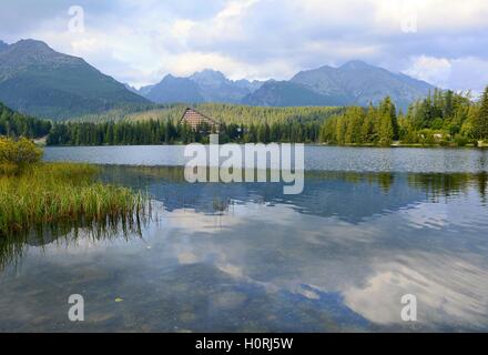 Ampio angolo di ripresa del paesaggio del villaggio di Strbske Pleso lago in Alti Tatra. Foto Stock
