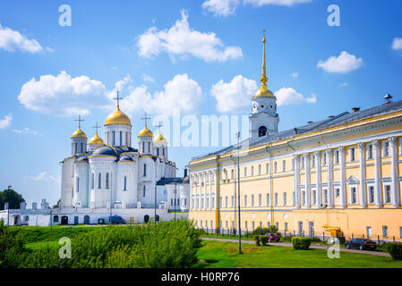 La cattedrale della Dormizione e la torre campanaria a Vladimir, Golden Ring, Russia Foto Stock