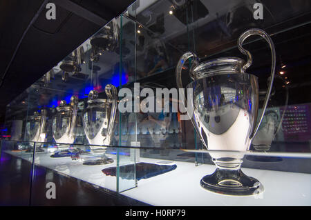 Barcellona - 22 settembre 2014: la UEFA Champions League Cup nel museo. Coppa UEFA. Foto Stock