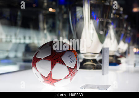 Barcellona - 22 settembre 2014: la UEFA Champions League palla in museo. Coppa UEFA - Trofeo assegnato annualmente dalla UEFA. Foto Stock