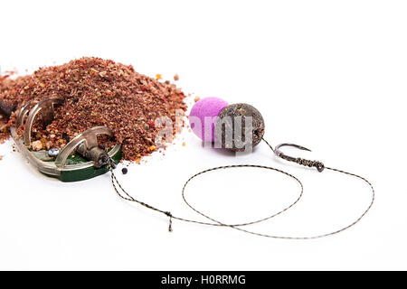 Vista ravvicinata di esche da pesca e degli attrezzi da pesca per carpa. Mangime secco per la pesca alla carpa. Pronto per l'uso carp bait Foto Stock