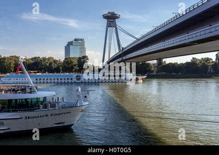 Ponte della Rivolta Nazionale Slovacca (SNP) con ristorante UFO, barche, Danubio, Bratislava, Slovacchia, Europa Foto Stock