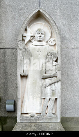 A Canterbury Kent, Regno Unito. La chiesa cattolica di San Tommaso - statua: Gregorio Magno con anglian slave nel foro romano (esterno) Foto Stock