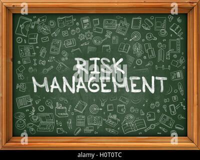 Disegnata a mano la gestione del rischio sulla lavagna verde. Foto Stock