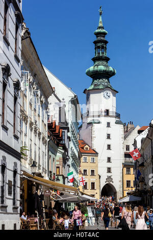 Via Michalska Bratislava porta e Torre di San Michaels nella zona della Città Vecchia, Bratislava, Slovacchia Foto Stock