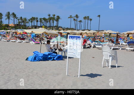 La folla in Arenal in estate, nella località di Javea sulla Costa Blanca, Spagna. Foto Stock