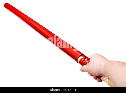 Braccio con fukuro-shinai shinai, avvolto in pelle rossa - borsa giapponese spada di bambù utilizzato per la formazione in arte marziale kendo, isolat Foto Stock