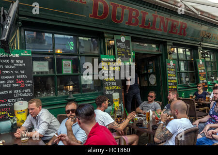 Persone Bratislava Old Town turisti nel Dubliner Bar, pub irlandese in via Sedlárska pub Bratislava Slovacchia, Europa Foto Stock