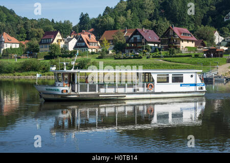 In Germania, in Sassonia, Stadt Wehlen, sul fiume Elba traghetto Foto Stock