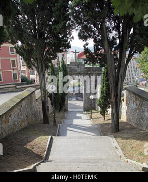 Mallona Gate e scale a Bilbao Biscay Paese Basco in Spagna Foto Stock