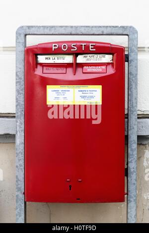 Red letterbox in Italia Foto Stock