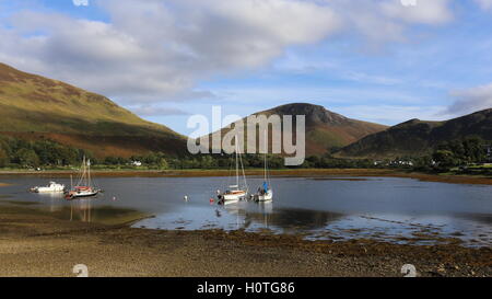 Torr nead un eoin e barche a vela in loch ranza lochranza Isle of Arran Scozia settembre 2016 Foto Stock