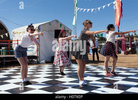 Un gruppo di ragazze di eseguire una routine di danza presso la OnBlackheath Music Festival 2016 Foto Stock