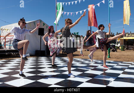 Un gruppo di ragazze di eseguire una routine di danza presso la OnBlackheath Music Festival 2016 Foto Stock