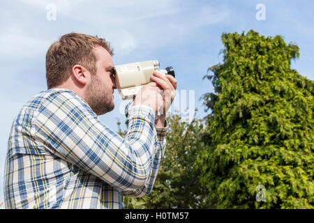 Anni sessanta 8mm cine fotocamera. Uomo che utilizza una vecchia Minolta Zoom cine 8 fotocamera, un filmato utilizzando la telecamera Super 8 film. Inghilterra, Regno Unito Foto Stock