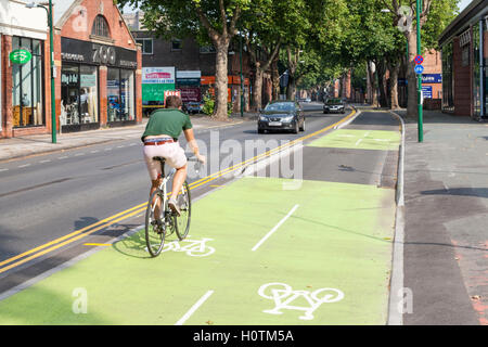 Pista ciclabile contrassegnati con due corsie distinte per il ciclismo in e fuori della città, Nottingham, Inghilterra, Regno Unito Foto Stock