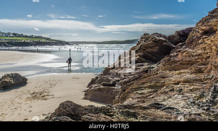 Surfer teste per l'acqua a Polzeath in North Cornwall Foto Stock