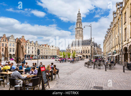 Caffetterie sulla Place des Héros guardando verso il Municipio, Arras, Pas de Calais, Francia Foto Stock