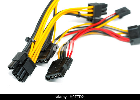 Fili di collegamento ad un computer su uno sfondo bianco Foto Stock