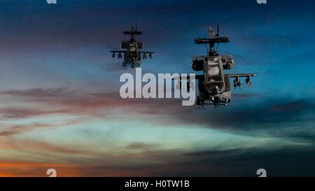 Militari gunship elicotteri volare con drammatica sky in background Foto Stock