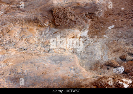 Chimica e i depositi geologici causata da geyser di acqua geysir overflow Islanda Foto Stock