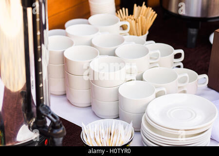 Ristorazione La prima colazione. Svuotare pulire le piastre bianche e tazze Foto Stock