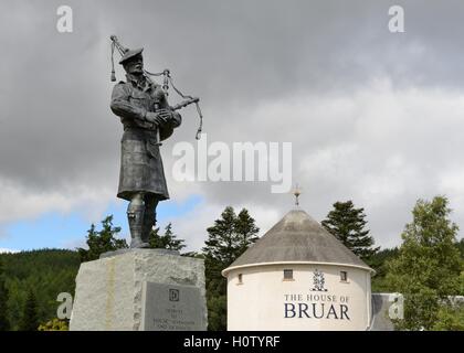 Un lone piper memorial e omaggio al cinquantunesimo Highland divisione e tutte le Highland reggimento conquiste e sacrifici. Foto Stock