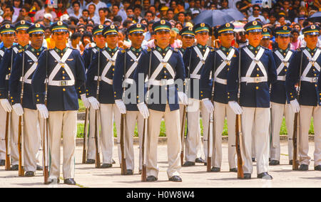 CARACAS - VENEZUELA - I soldati marzo durante il 5 luglio il Giorno di Indipendenza parata militare a Los Proceres parade motivi su luglio 5, 1988. Foto Stock