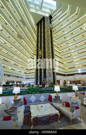 Interno di atrium all'interno di Hotel Sheraton a Doha, in Qatar Foto Stock