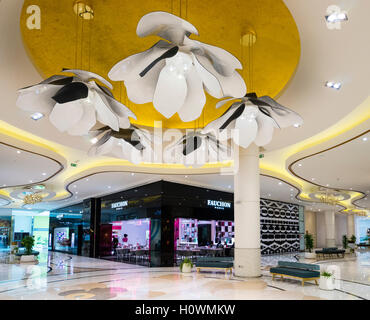 Luxury boutique di moda all'interno il Lagoona Shopping Mall a Doha, in Qatar Foto Stock