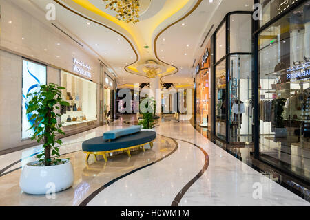 Luxury boutique di moda all'interno il Lagoona Shopping Mall a Doha, in Qatar Foto Stock