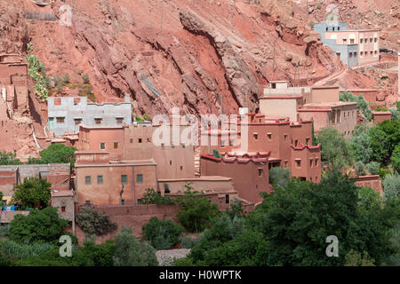 Dades Gorge, Marocco. Stile moderno e tradizionale case nel villaggio. Foto Stock