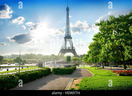 Torre Eiffel vicino parco verde a Parigi, Francia Foto Stock