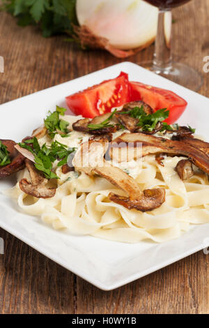 Porcino funghi e tagliatelle Foto Stock