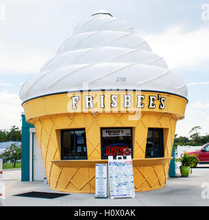 Stravagante edificio a forma di cono di gelato a Mims, Florida, una classica attrazione a lato della strada che mescola nostalgia dolce con un'architettura stravagante. Foto Stock