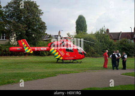 London's Air Ambulance elicotteri sbarcati per assistere ad un'emergenza in Alexandra Palace di Londra Foto Stock