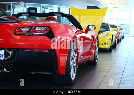 Fila di Chevy Corvette sport autovetture sedere sul display in concessionaria showroom, in attesa di essere venduto Foto Stock