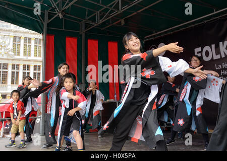 Concerto di Yosakoi tradizionale giapponese balli di gruppo sulla Grand Place durante il Folklorissimo 2016 Festa folcloristica a Bruxelles, Bel Foto Stock