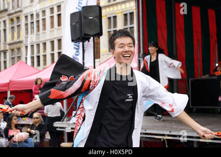 Concerto di Yosakoi tradizionale giapponese balli di gruppo sulla Grand Place durante il Folklorissimo 2016 Festa folcloristica a Bruxelles, Bel Foto Stock