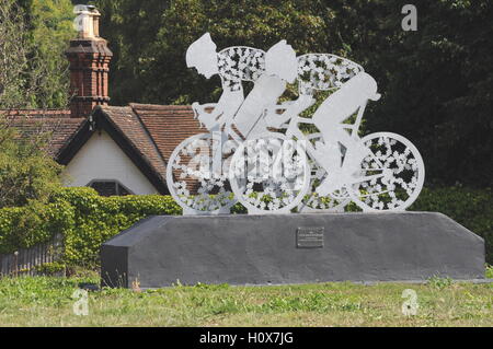 '2012 Cycle Race struttura' vicino Denbies, London Road ( A24), Dorking, Surrey Foto Stock