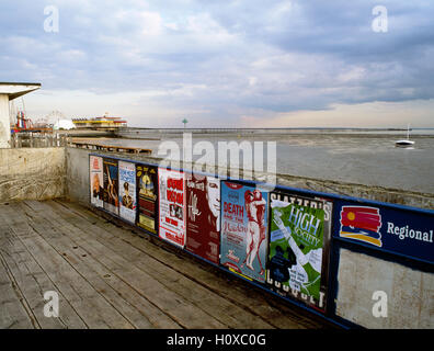 Teatro antico poster su un cartellone che si affaccia l'estuario e Southend pier, Essex, Inghilterra, Regno Unito. Foto scattata 1994. Foto Stock