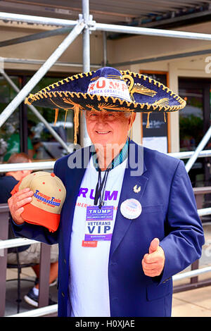 Donald Trump sostenitore indossando un sombrero messicano ad una  convenzione in Asheville NC Foto stock - Alamy